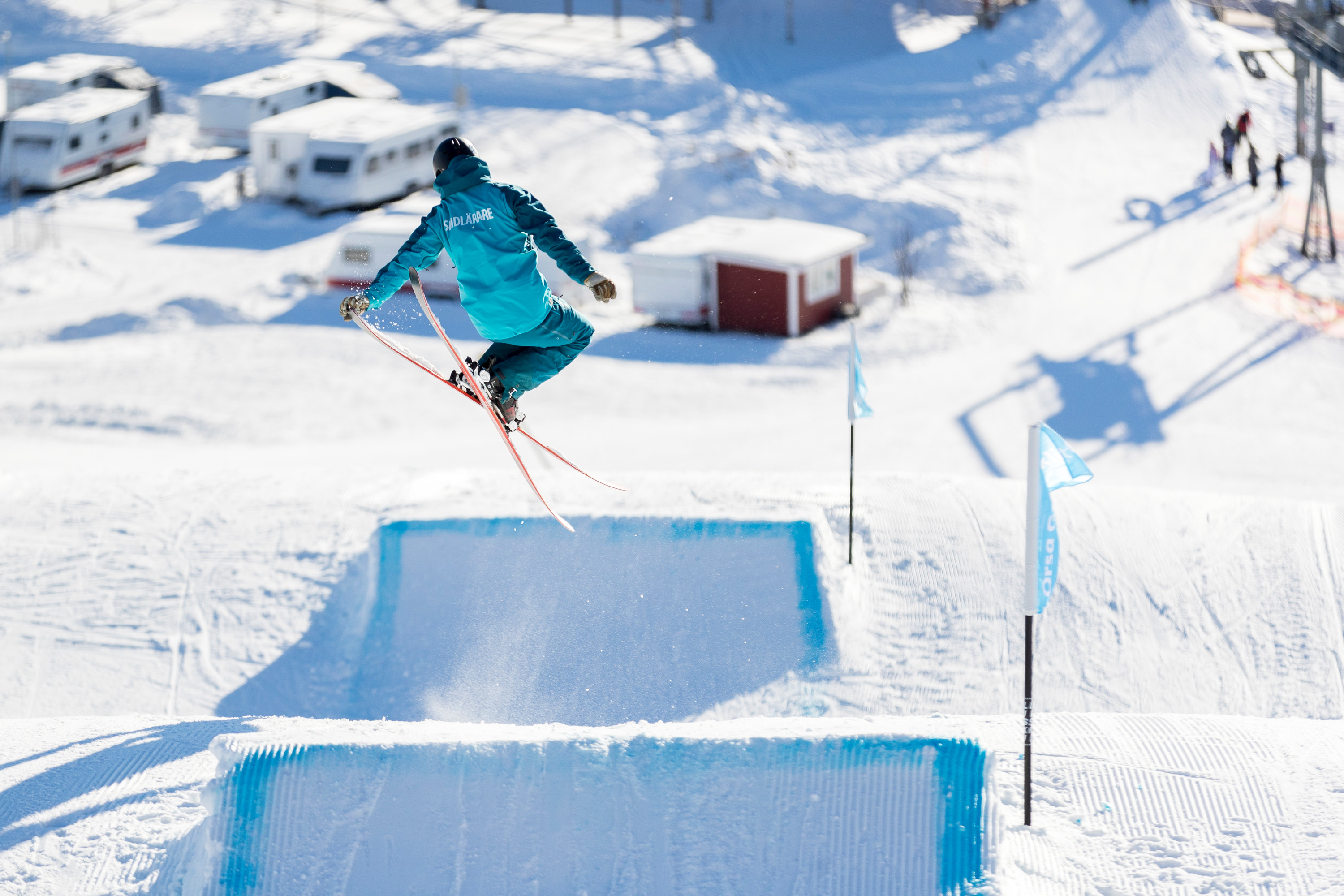 Slalomåkare i hopp i Snowparken i Orsa Grönklitt