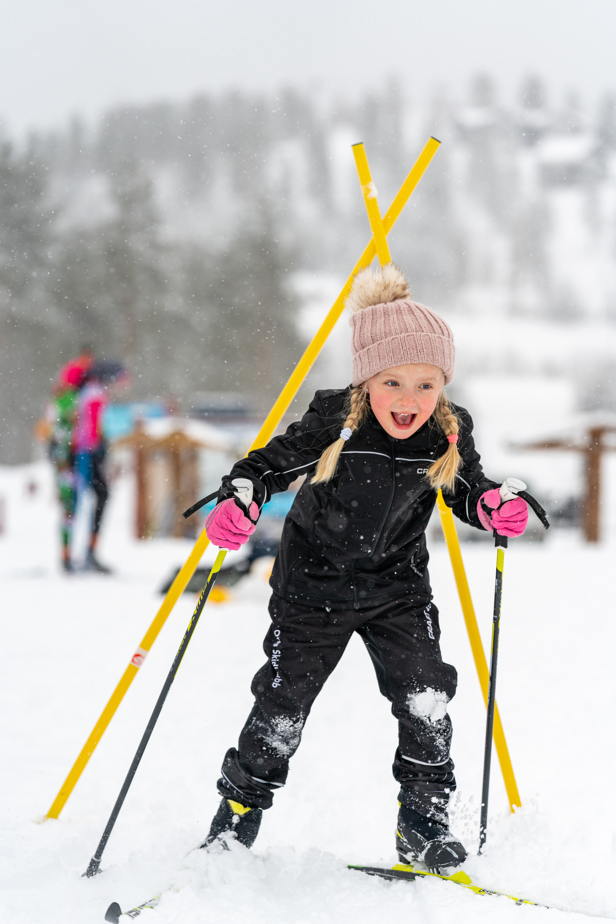 Flicka åker längdskidor i Orsa Grönklitt