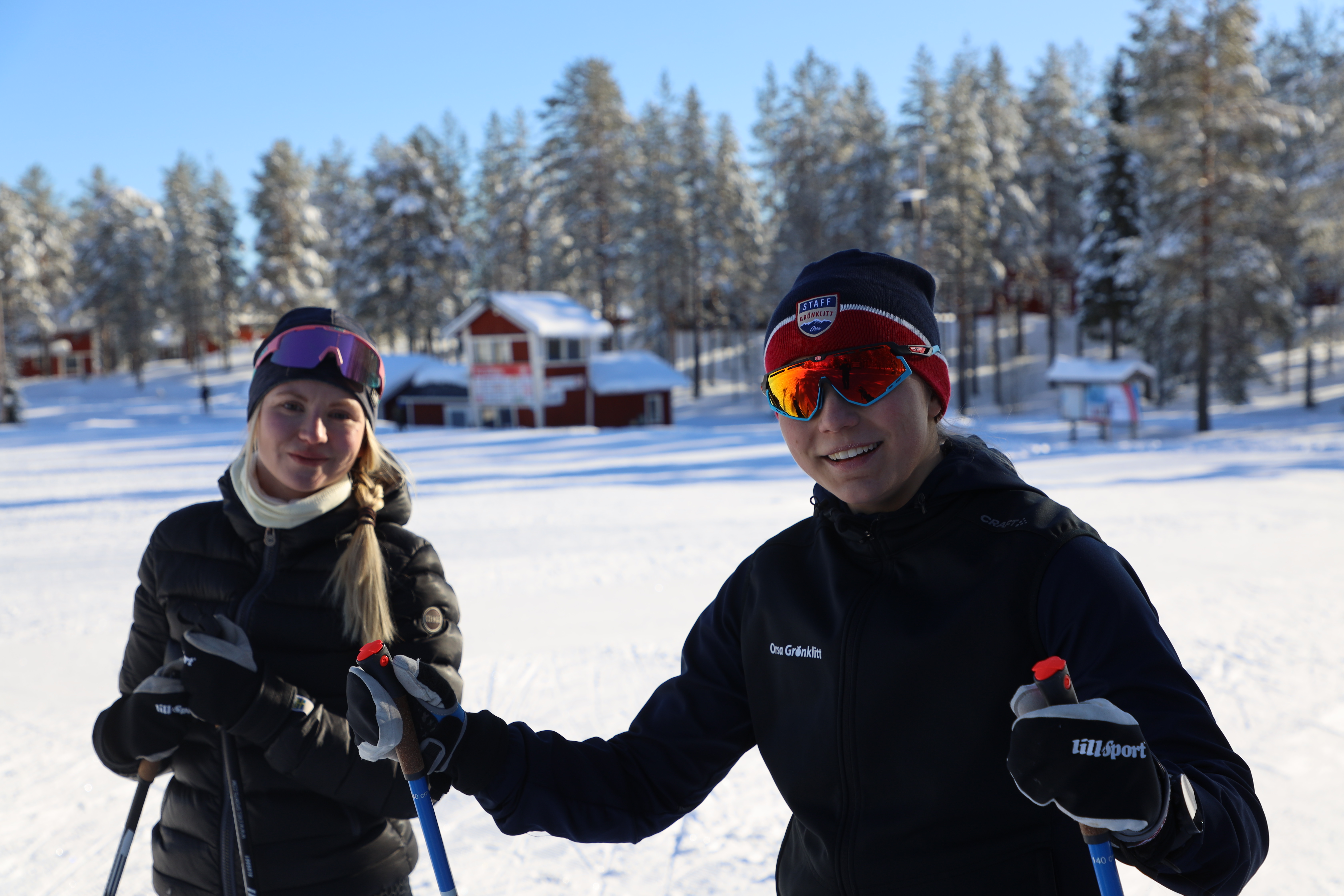 Kvinnlig skidlärare som håller skidlektion i längdskidor i Orsa Grönklitt