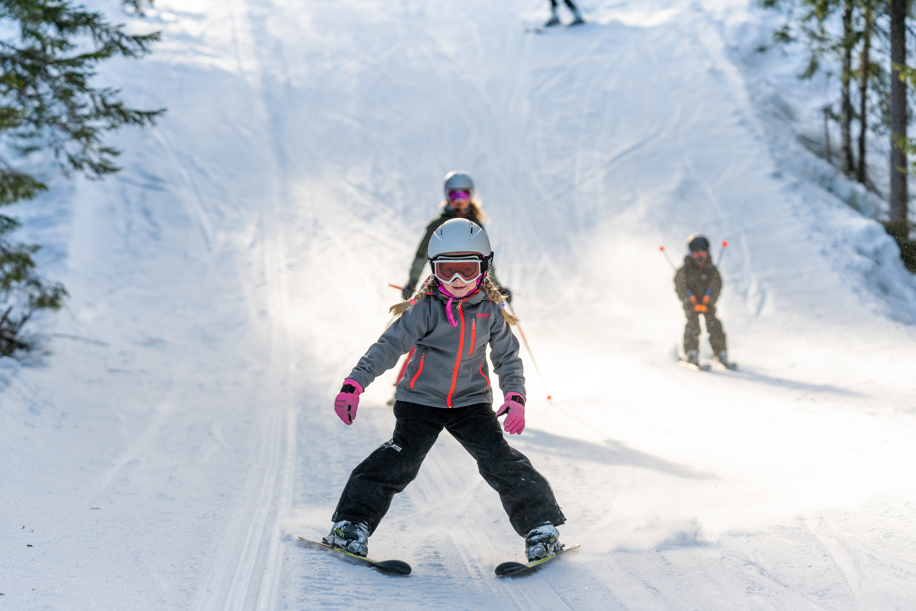 Barn som åker slalom i barnvänlig backe i Orsa Grönklitt