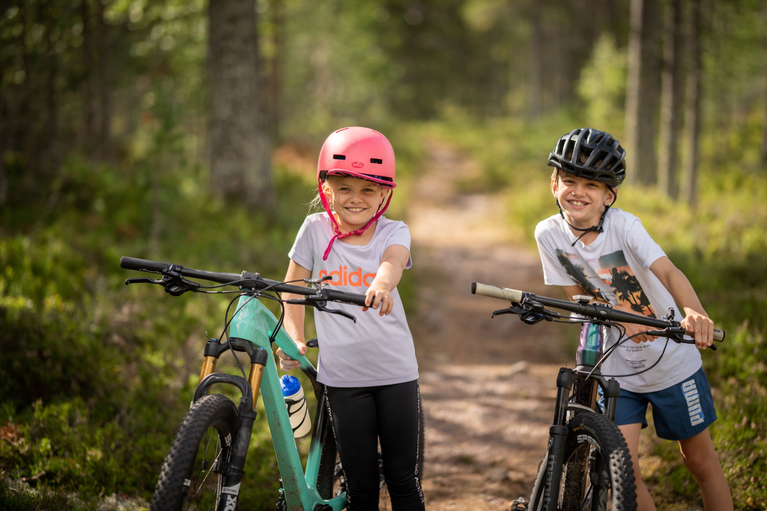 Barn som cyklar på MTB i Orsa Grönklitt