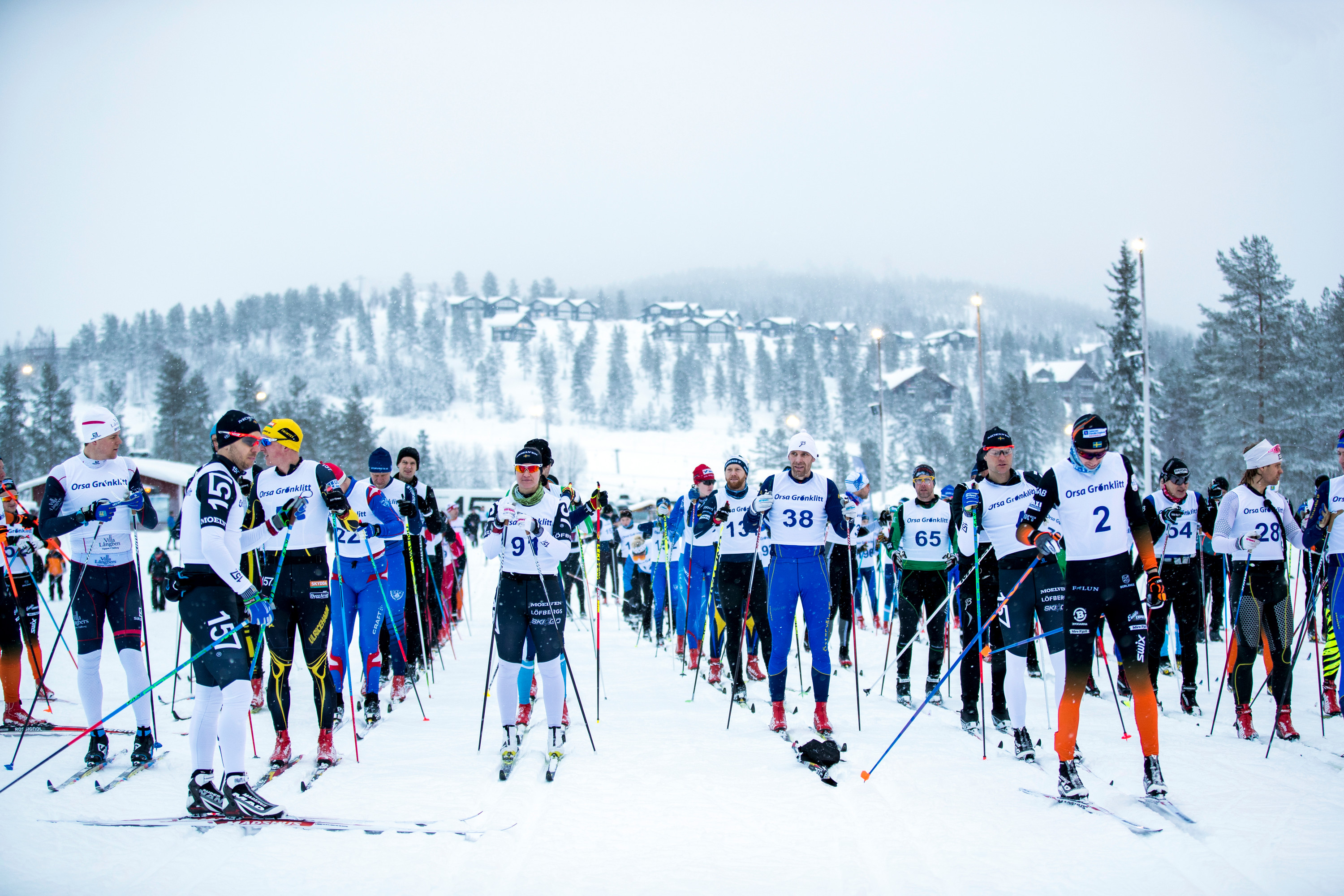 Startfält Craft Ski Marathon i Orsa Grönklitt, flera hundra längdskidåkare väntar på att få starta.