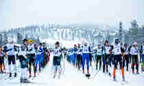 Startfält Craft Ski Marathon i Orsa Grönklitt, flera hundra längdskidåkare väntar på att få starta.