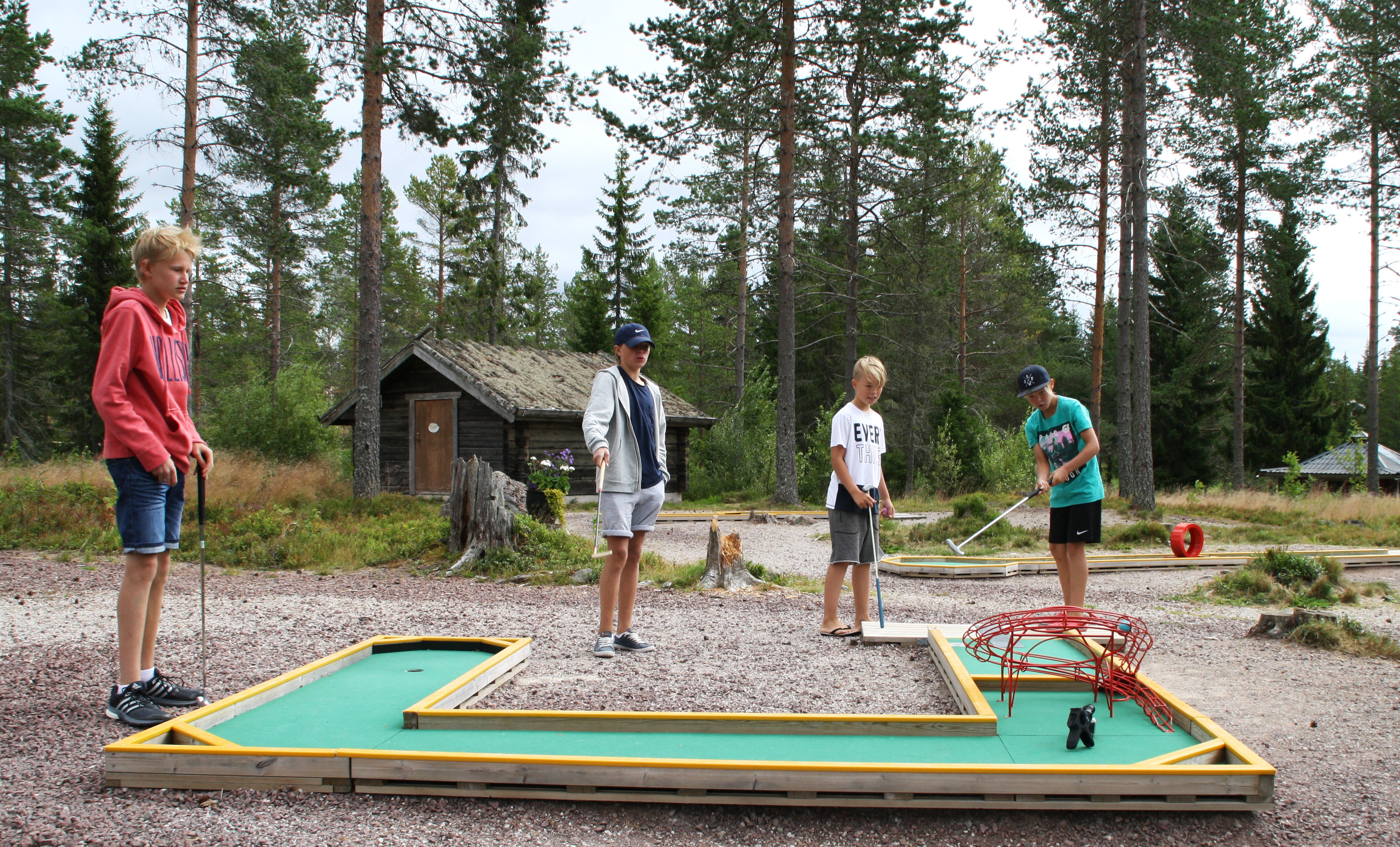 Barn som spelar minigolf i Orsa Grönklitt!
