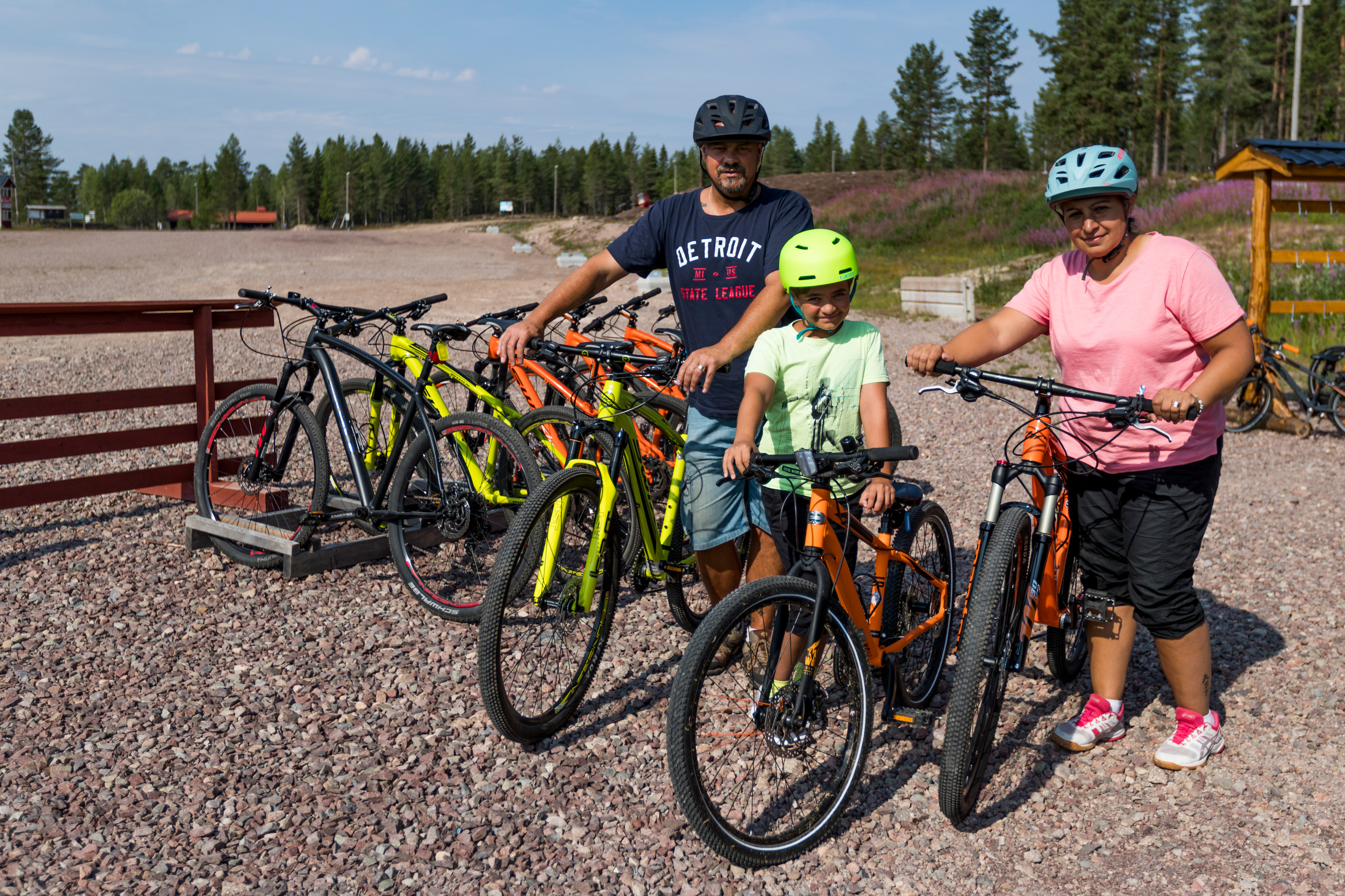 Familj som hyr MTB cyklar i Orsa Grönklitt