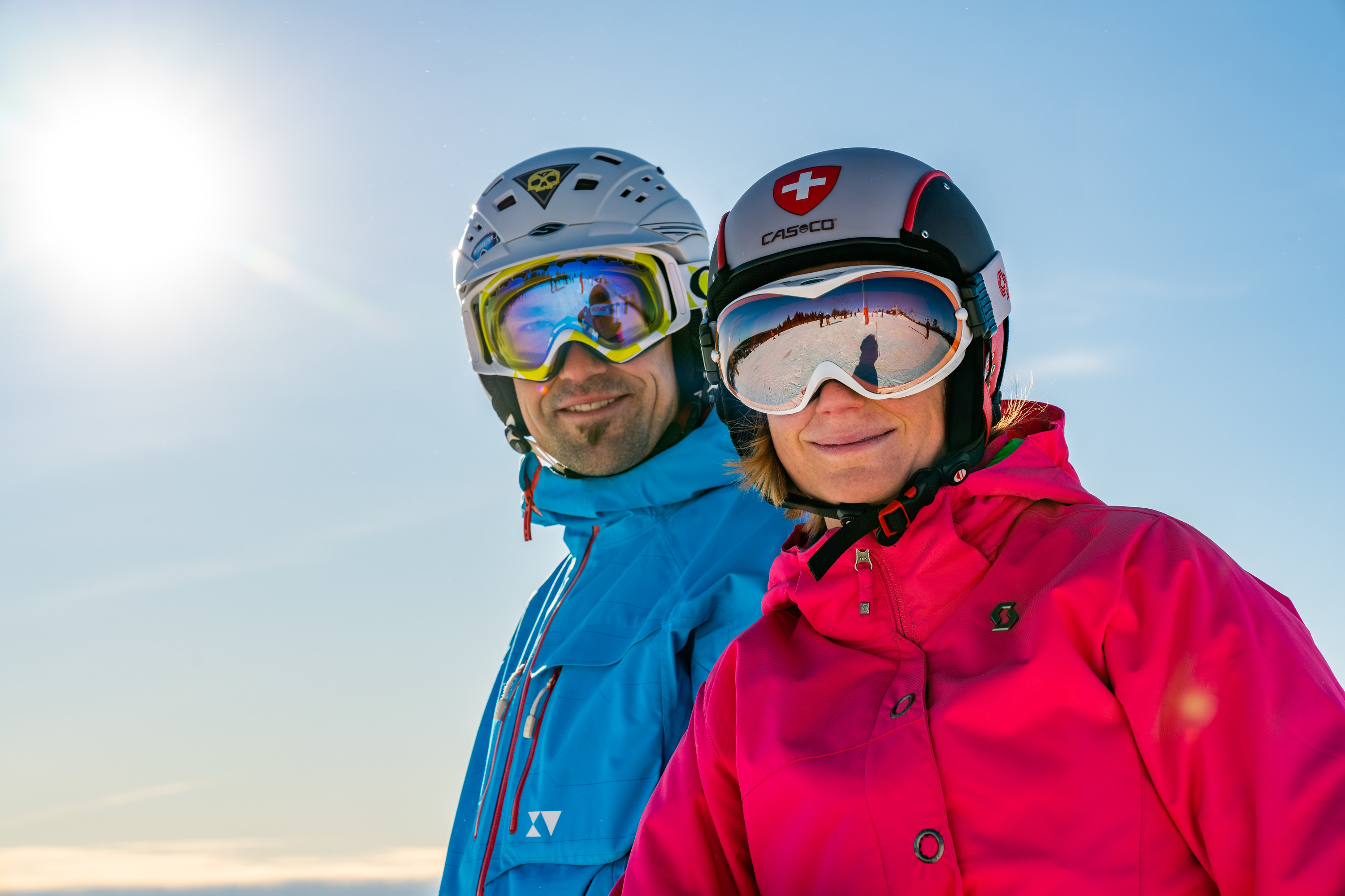 Två slalomåkare med hjälm och skidglasögon i Orsa Grönklitt