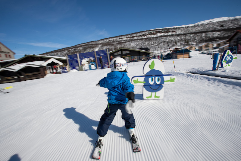 Barn som åker skidor i Tänndalen