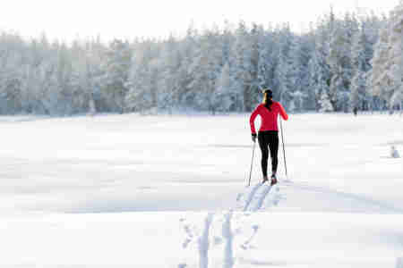 Kvinnlig längdåkare i ospårad snö