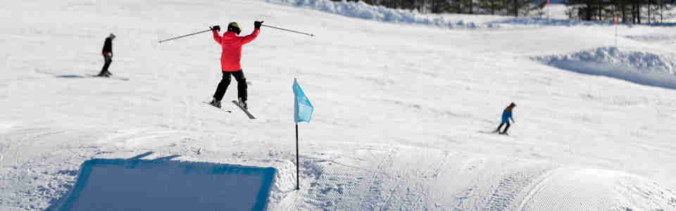 Slalomåkare som hoppar i ett hopp
