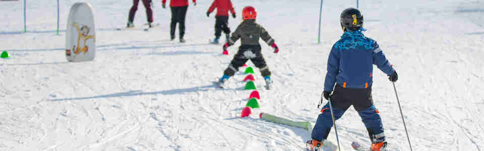 Barn som åker slalom med hinder
