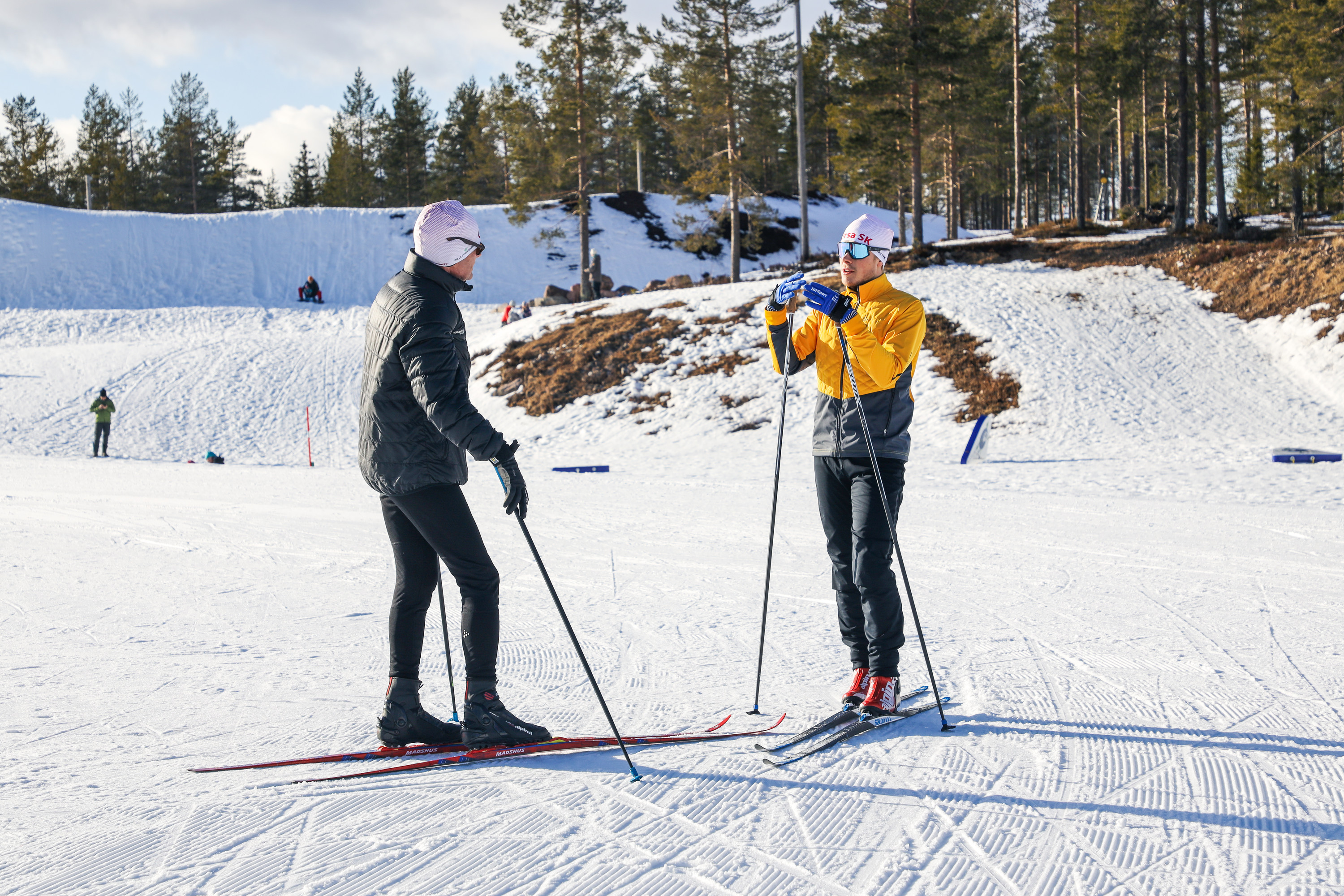 Skidlärare instruerar en längdåkare i Orsa Grönklitt under Längdlektion