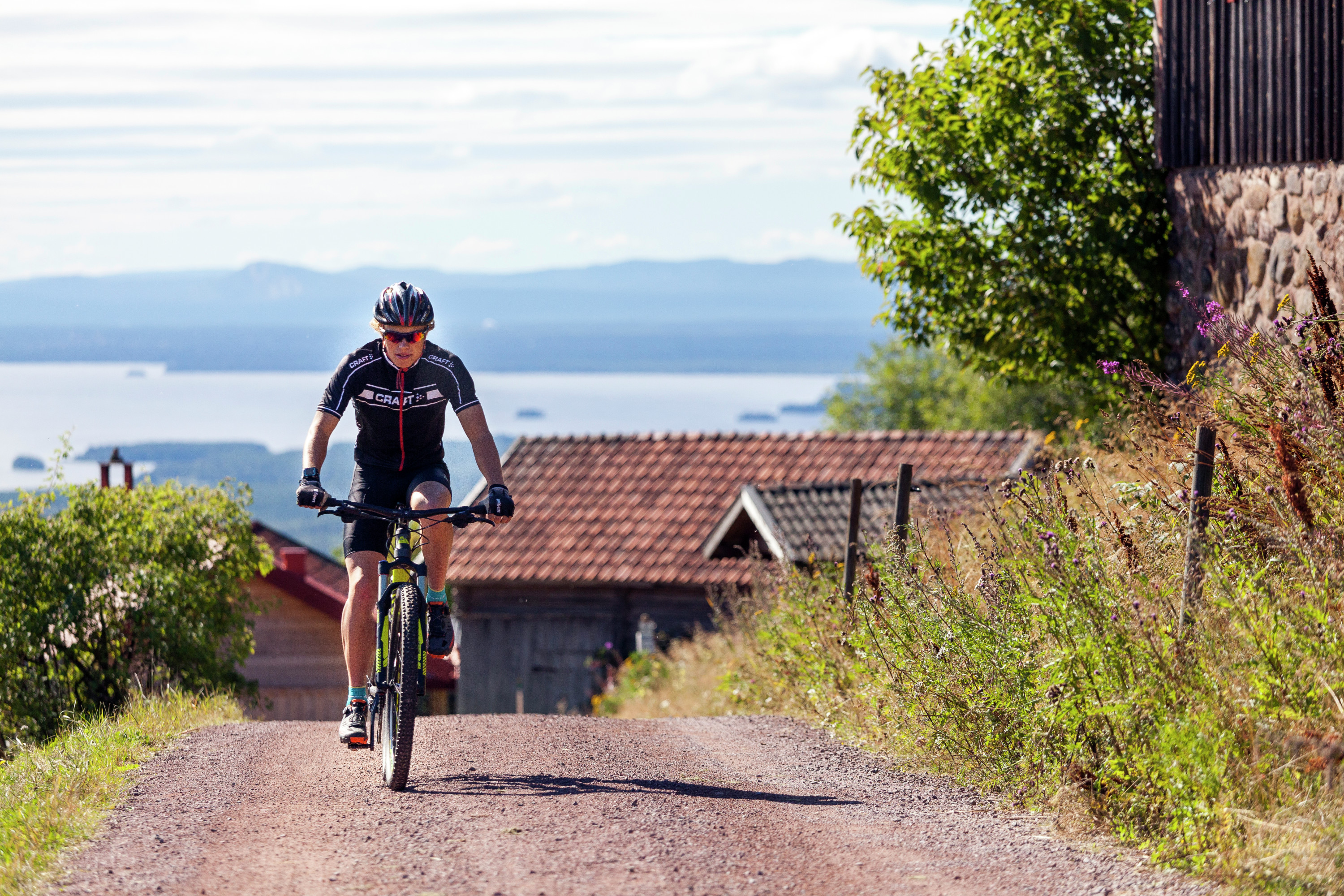 Kille som cyklar upp för backe i Fryksås, Orsa Grönklitt