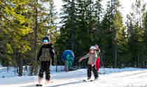 Barn som åker slalom i alpinbacke
