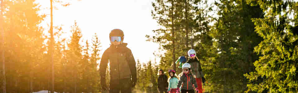 Barn åker skidor i Blåbärsskogen