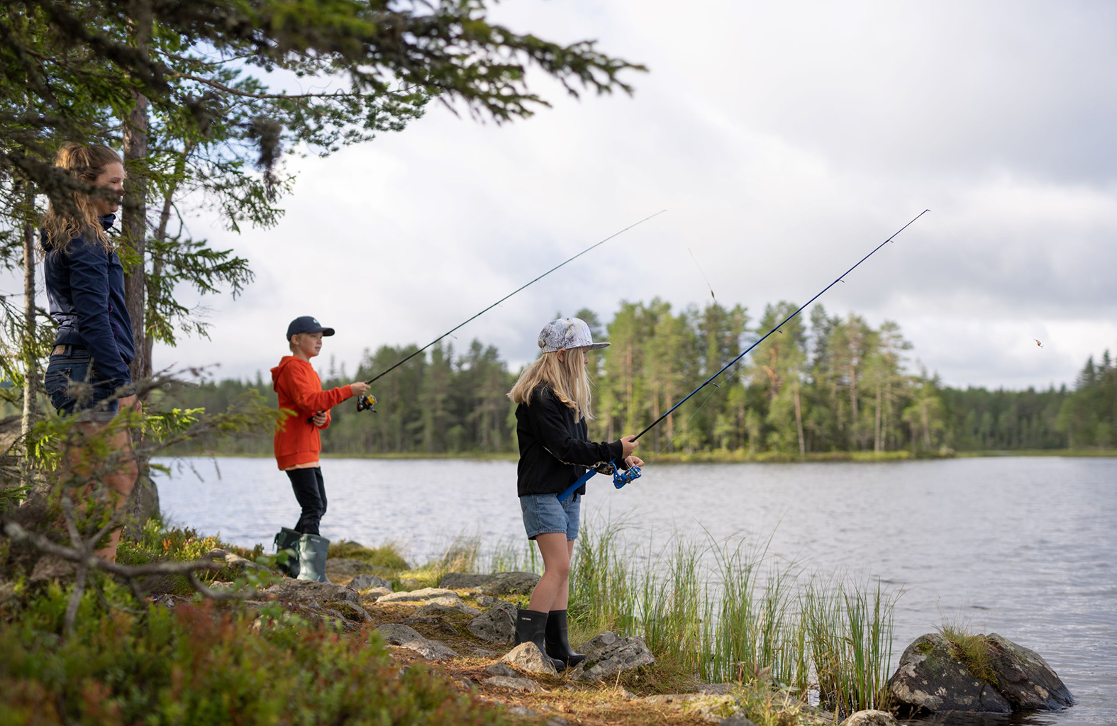 två barn som fiskar vid sjö i Orsa Grönklitt